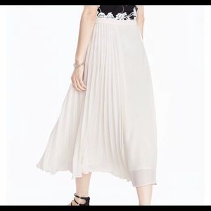 NWT Banana Republic cream flowy midi skirt